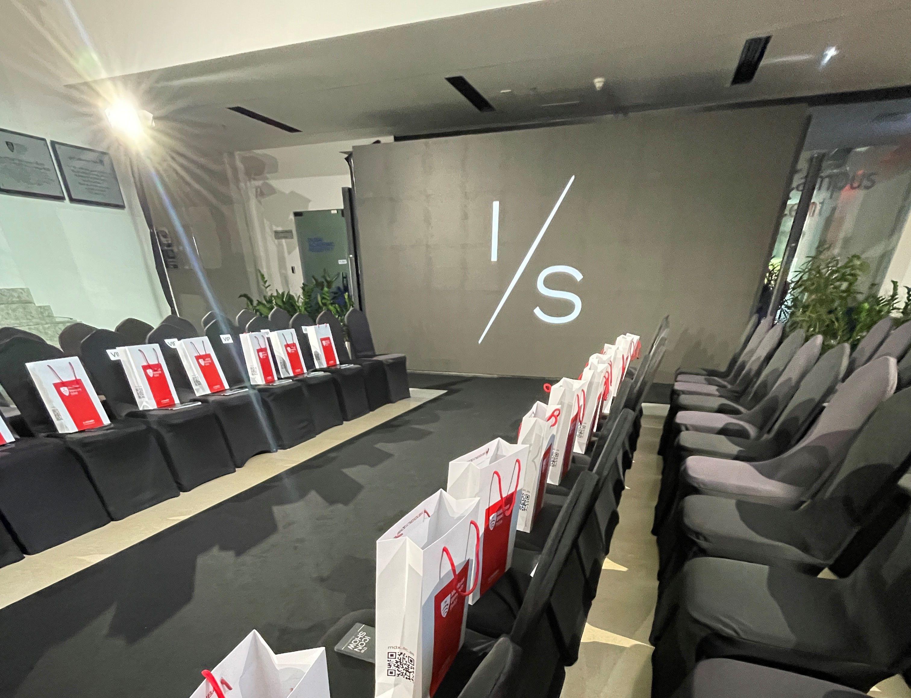 On Friday 12 March, the leaders of Dubai’s fashion industry descended on Middlesex University Dubai’s Dubai Knowledge Park campus for the Icon Show 2023, the first ever fashion show featuring the graduating students of the university’s BA (Honours) Fashion Design programme. 